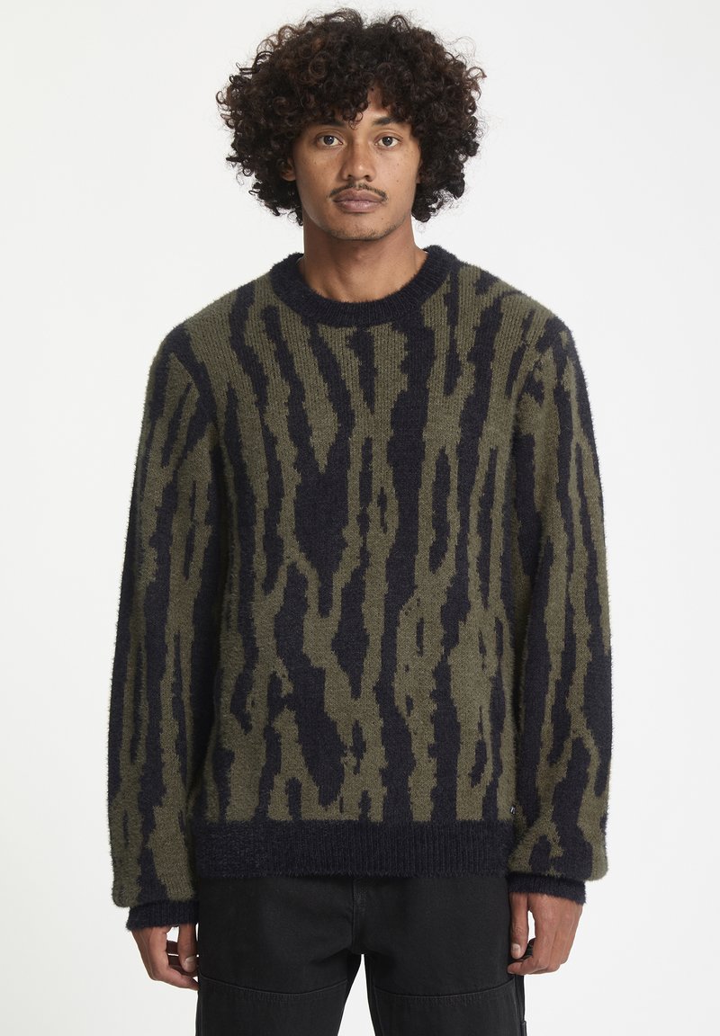 Pull en maille olive avec des rayures bleu marine, doté d'un col rond, de manches longues et d'un tissu texturé et doux.