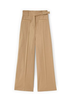 Pantalones anchos de pierna beige con cintura alta, cinturón lateral con hebilla, pliegues delanteros y dos bolsillos horizontales con costura en la cintura.