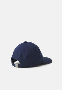 Cappellino da baseball blu navy con visiera curva, texture in tessuto, cinturino regolabile sul retro e fori di ventilazione sui lati.