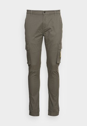 Olivengrønne cargo bukser lavet af en bomuldsblanding, med to sidelommer, tapered ben og forstærkede syninger.