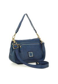 Borsa a tracolla blu in pelle con hardware dorato, tracolla regolabile, tasca con zip e decorazione di borchie sul fronte. Design compatto e strutturato.