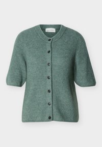 Zelený pletený krátky sveter s okrúhlym výstrihom a siedmimi čiernymi gombíkmi vpredu.