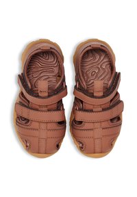 Bruna sandaler med två justerbara kardborreband. Texturerad gummisula, semi-öppen design och vadderat innerskaft för komfort.