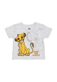 Grijze T-shirt met korte mouwen met een cartoonleeuw, met gele accenten en de tekst "HEERS OVER DE JUNGLE" in oranje. Glad stoftructuur.