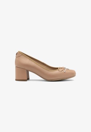 Zapato de tacón alto de cuero beige con punta redondeada, tacón bajo en bloque y un lazo decorativo con acentos metálicos en la parte delantera.