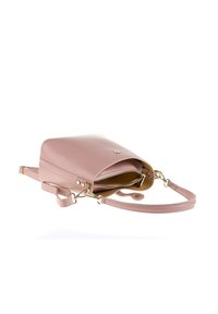 Roze gestructureerde leren crossbody-tas met gouden hardware, een ritscompartiment en een afneembare schouderband voor veelzijdige draagmogelijkheden.