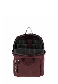 Sac à dos bordeaux en tissu texturé, avec une poignée supérieure, une fermeture éclair et plusieurs poches intérieures avec doublure noire.