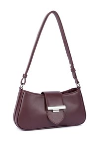 Borsa in pelle bordeaux con un design strutturato, forma piatta, tracolla regolabile e dettaglio con chiusura in argento sul pannello anteriore.