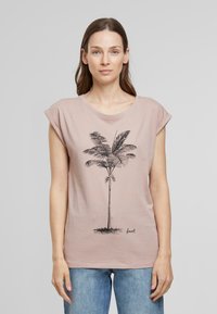 T-shirt rose à manches courtes en coton avec un graphique de palmier noir imprimé sur le devant, présentant une coupe décontractée et un col rond.