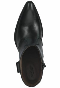 Stivale alla caviglia in pelle nera con punta appuntita, design della cucitura curvato e cerniera laterale per la chiusura. Texture liscia e suola robusta.