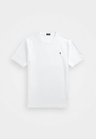 T-shirt en coton blanc avec un col rond, des manches courtes et un petit logo brodé sur la poitrine gauche. Texture lisse, coupe standard.