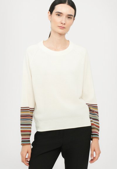 Maglione crema con maniche lunghe a raglan caratterizzato da strisce orizzontali multicolori. Design semplice con scollatura a girocollo, texture morbida, abbinato a pantaloni scuri.