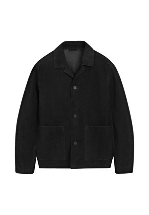 Veste en suède noire avec un col à revers, trois boutons et deux grandes poches avant à la texture lisse.