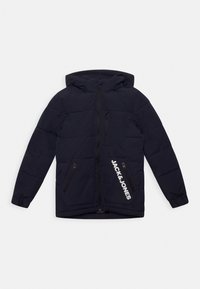 Granatowa kurtka puchowa z zamkiem z przodu, kapturem i dwiema kieszeniami zamykanymi na zamek błyskawiczny. Po lewej stronie znajduje się biały napis "JACK & JONES". Miękka, pikowana struktura.