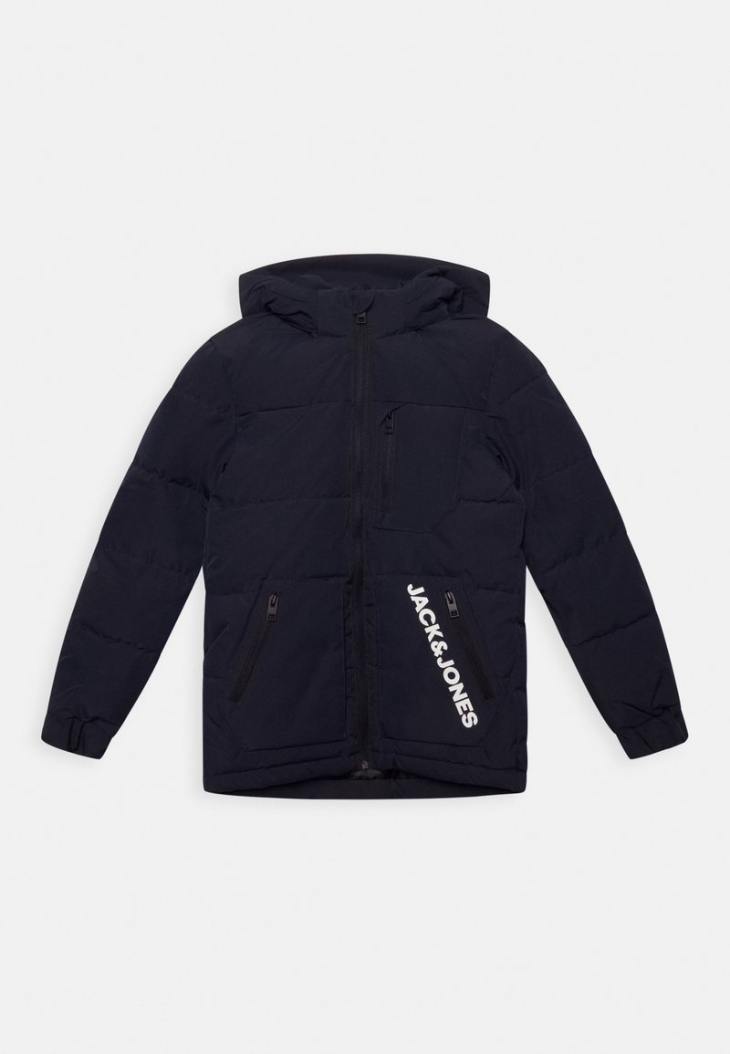 Granatowa kurtka puchowa z zamkiem z przodu, kapturem i dwiema kieszeniami zamykanymi na zamek błyskawiczny. Po lewej stronie znajduje się biały napis "JACK & JONES". Miękka, pikowana struktura.