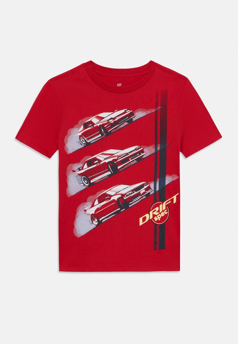 Röd bomull t-shirt med tre racingbils-grafik med rök, accentuerad av ett diagonalt svart rand och texten "DRIFT spec" i gult.
