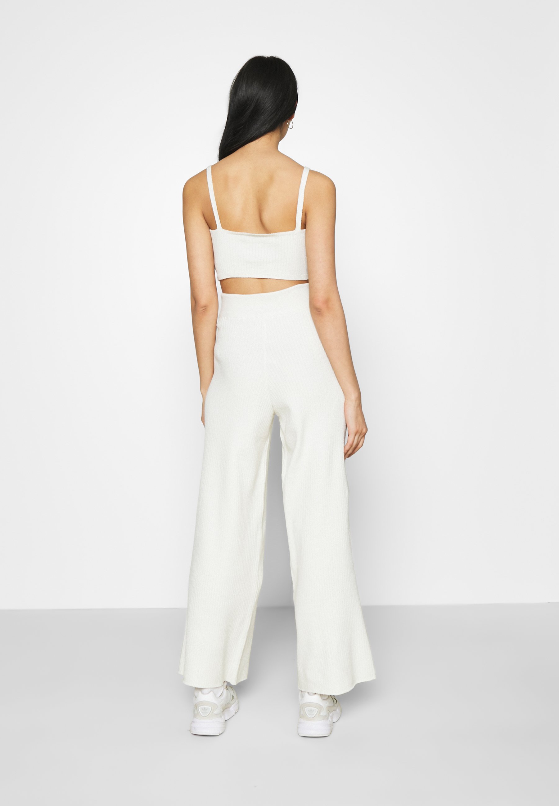 NA-KD NA-KD X ZALANDO EXCLUSIVE SOFT RIBBED PANTS - Broek - offwhite/crème  - Zalando.nl