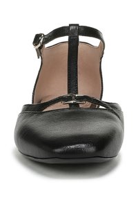 Chaussure plate en cuir noir avec un bout arrondi, une bride de cheville et des accents métalliques. Fini texturé, design minimaliste.