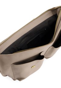 Beige Lederhandtasche mit Reißverschluss, ausgestattet mit einem schwarzen Innenraum, einer inneren Reißverschlusstasche und vorderen Stecktaschen. Strukturierte Oberfläche, goldfarbene Beschläge.