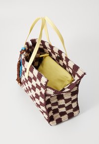 Borsa a tracolla all'uncinetto in marrone scuro e crema a scacchi, con manici in pelle gialla e una pochette interna gialla con dettagli a nappina.
