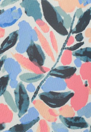 Motivo floreale astratto con foglie e petali blu, rosa, pesca e verdi su uno sfondo di tessuto bianco texturizzato.