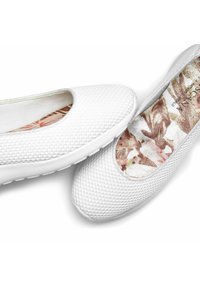Weiße Slipper mit einem strukturierten Mesh-Obermaterial, abgerundeter Zehenpartie und einem floral gemusterten Innensohle. Leichte Gummisohle für Komfort.