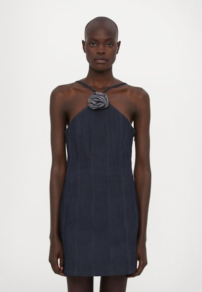 Denim-Halterkleid, dunkelblau mit vertikalen Nähten und einem floralen Akzent. Verfügt über dünne Träger und eine figurbetonte Silhouette.