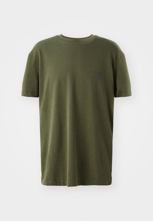 Olijfgroene t-shirt van katoen met korte mouwen, ronde hals en een klein logo in donkerblauw op de linkerborst gedrukt.