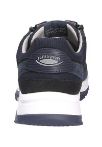 Scarpa sportiva blu navy con tomaia in tessuto e suede, suola intermedia bianca e suola esterna in gomma testurizzata. Presenta un logo "rollingsoft" sul tallone.