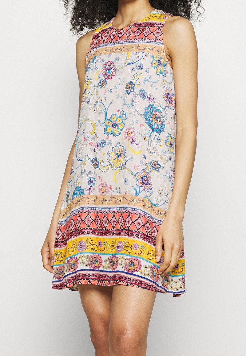 Robe sans manches à fleurs en tissu léger, présentant un motif coloré avec des bleus, des roses et des jaunes, et un col décoratif brodé.