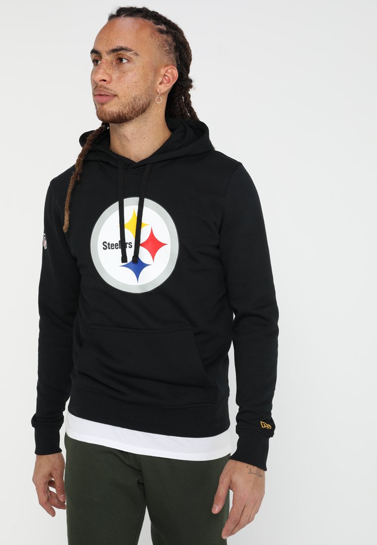 Sudadera negra con capucha y un gran logo circular de los Pittsburgh Steelers en el frente. Cuenta con un bolsillo tipo canguro y una capucha con cordón ajustable.