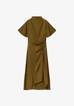 Olijfgroene midi-jurk met korte mouwen, hoge halslijn, zijschelingen en asymmetrische zoom die aan één kant omlaag valt.