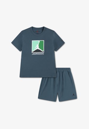 Conjunto Jordan de color azul oscuro con camiseta de manga corta que presenta el logo Jumpman en verde y azul, combinado con pantalones cortos a juego con cintura elástica.