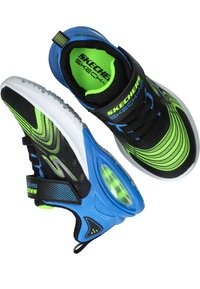 Zwarte en blauwe sport schoenen met groene accenten, ademend mesh bovenwerk en een doorzichtige luchtkamer in de zool. Bevat een klittenband.