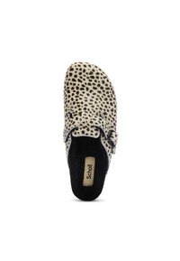 Dřeváky s leopardím vzorem a černým lemováním, s popruhem a detaily s přezkou, vyrobené z měkkého materiálu pro pohodlí a styl.
