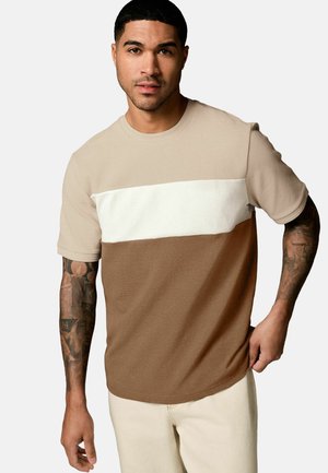 Tricou scurt cu mâneci, de culoare marron și bej, cu o dunga orizontală albă; material din bumbac, textură ribbed, guler rotund, croială lejeră.