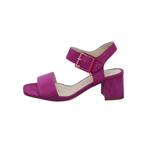 Fialové semišové sandály s otevřenou špičkou, širokým podpatkem a nastavitelným páskem kolem kotníku s velkou čtvercovou sponou.