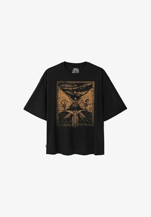 Czarny, oversize t-shirt wykonany z bawełny. Na środku znajduje się graficzny nadruk w kolorze złotym przedstawiający stylizowane postacie na tle gór.
