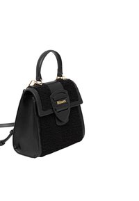 Sac à main texturé noir avec une poignée supérieure, fermeture à rabat, quincaillerie dorée et logo "Blauer" à l'avant, présenté sur fond blanc.
