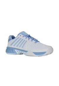 Bílé sportovní boty s světle modrými akcenty, síťovaným svrškem, texturovanými detaily a vzorovanou podrážkou pro lepší trakci. Šněrovací design a polstrovaná pata.