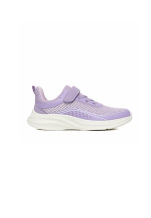Zapatilla deportiva lavanda con parte superior de malla, cierre de velcro, detalle de cordones, cuello acolchado y suela blanca gruesa y acolchada.
