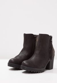 H.I.S Botines bajos - black