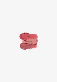 Trois échantillons de rouge à lèvres dans des nuances variées de rose, étiquetés "FLING", "ORGASM CRAVE" et "DOLCE VITA", avec une texture crémeuse et un fini mat.