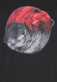 Camiseta negra con un gráfico de un oso rojo y un oso gris entrelazados, mostrando texturas de pelaje detalladas y un diseño circular.