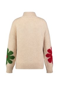 Beżowy sweter dzianinowy z wysokim kołnierzem, z dużymi czerwonymi i zielonymi kwiatowymi wzorami na każdym rękawie. Miękka tekstura i luźny krój.