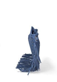 Stivale alla caviglia blu in suede con frange laterali lunghe, borchie argentate e chiusura a zip, mostrato di lato su sfondo bianco.