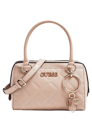 Beige gewatteerde Guess-handtas met dubbele handvatten, verstelbare riem, gouden logo en sleutelhanger met ringen en merkcharms.
