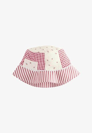 Sombrero bucket con ala a rayas rojas y blancas, paneles de vichy rojos y parches crema con pequeños estampados florales rojos y adornos de encaje.
