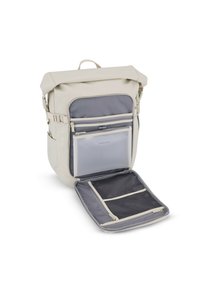 Ručně rolovaný batoh v světle béžové barvě s šedou přední kapsou. Obsahuje více zipových přihrádek a síťovanou vnitřní kapsu pro lepší organizaci.