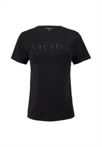 Zwarte katoenen T-shirt met korte mouwen, voorzien van een verhoogde print van het woord "MORE" en bijkomende tekst aan de voorkant. Ronde halslijn.